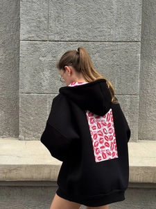 Sweat à capuche oversize noir pour femme avec imprimé lèvres rouges sur le dos