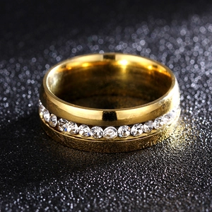 Macro detail of 6mm gold polished ring featuring a centered row of sparkling cubic zirconia