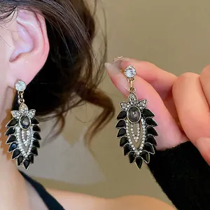 Orecchini pendenti vintage con petali neri e cristalli brillanti per donne