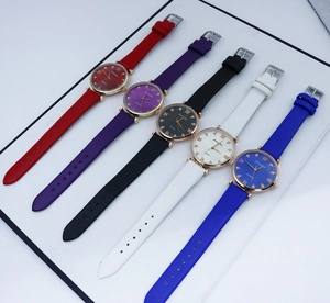 Détail de montres à quartz pour femmes avec bracelets en cuir en cinq couleurs variées