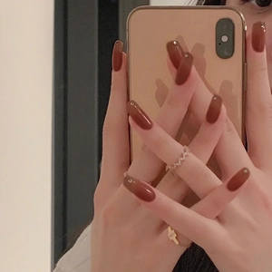 Minimalist Square Press On Nails Glossy Tea Brown Amber Color Rhinestone Accents Fashionable Artificial Nails For Women