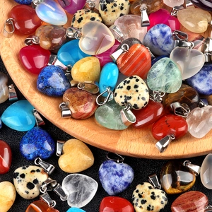Pendentifs cœur de 16mm en pierre naturelle avec attaches en métal sur plateau en bois