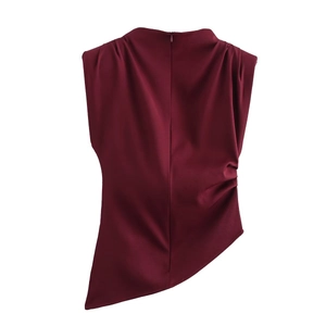 Détail du haut sans manches bordeaux avec épaule plissée et ourlet asymétrique