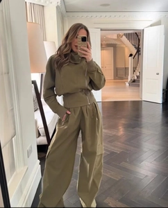 Détail d'un ensemble de survêtement vert olive avec veste courte zippée et pantalon large