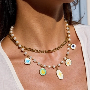 Collier double rang doré et perles avec pendentifs célestes colorés en émail