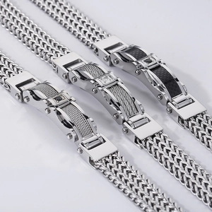 Détails de trois bracelets pour hommes en acier inoxydable avec inserts en fibre de carbone