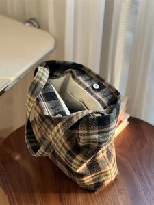 Détail de l'intérieur du sac cabas à carreaux avec bouton pression et doublure blanche