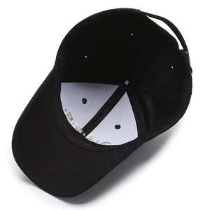 Vista interna del cappellino nero con fodera bianca e fibbia in metallo regolabile