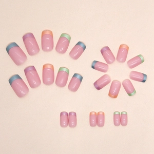 Faux ongles French manucure arc-en-ciel de forme carrée avec bords pastel colorés