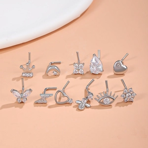 Detailansicht von elf silbernen Piercing-Steckern mit Zirkonia in verschiedenen Formen