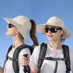 Chapeau de soleil extérieur pour femme avec large bord et ouverture queue de cheval