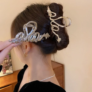 Détails de la pince à cheveux dragon en métal aux finitions élégantes en argent et en or