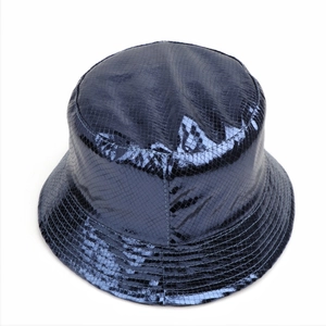 Détail du chapeau bob en cuir verni bleu foncé avec texture de motif serpent