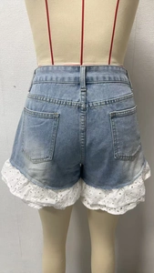 Vue détaillée du short en jean avec bordure en dentelle blanche et poche arrière