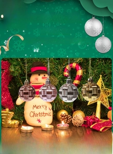 Dettaglio di palline di Natale da 4cm con trama intrecciata in oro, argento e bronzo