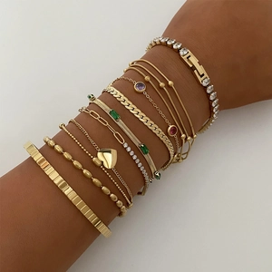 Ensemble de bracelets empilables en acier doré avec pendentifs cœur et zircons colorés