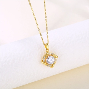 Elegante collana d'oro con ciondolo in cristallo rotondo e accenti di zircone scintillante su bianco