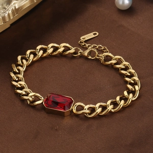 Détail du bracelet gourmette plaqué or 18 carats avec cristal rouge et poinçon S.STEEL
