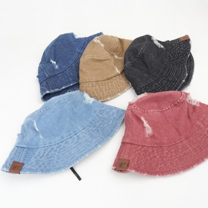 Chapeaux bobs en denim délavé en cinq couleurs avec bords effilochés et logo en cuir