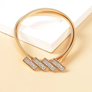 Detailaufnahme der goldenen elastischen Taillenkette mit luxuriöser Strass-Schnalle