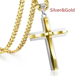 Pendentif croix double couche en acier argent et or sur une grosse chaîne cubaine