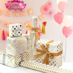 Set di carta regalo bianca e oro con pois, strisce e nastri di raso lucidi