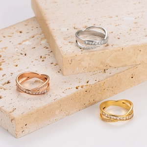 Crossed heart-shaped stainless steel rings with zircon pave in gold, silver and rose gold