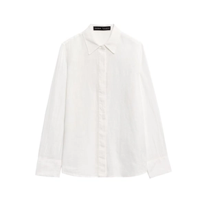 Dettaglio della camicia bianca a maniche lunghe con colletto classico e bottoni singoli