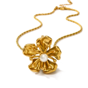 18k gold plated stainless steel flower necklace with central pearl for women