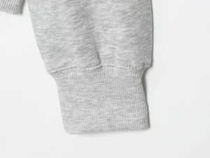 Detailansicht der grauen Kapuzenpullover-Rippbündchen mit hochelastischem Baumwollgewebe