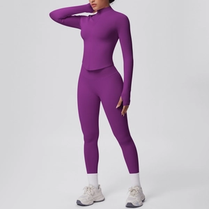 Dettaglio del completo yoga viola con polsini con foro per il pollice e leggings a vita alta