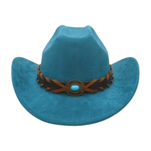 Détail d'un chapeau de cow-boy bleu en daim avec bande en cuir et pierre turquoise