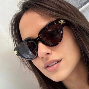 Classic tortoise shell cat eye sunglasses with gold T-shaped metal decorative details