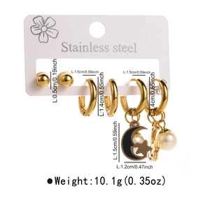 Détail du lot de boucles d'oreilles en acier doré avec perles et breloques lune et étoile