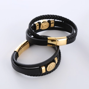 Herren Armband aus schwarzem Leder mit goldenem Sechsstern und Totenkopf Verzierung