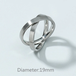 Bague géométrique argentée minimaliste avec design ajustable à double anneau croisé