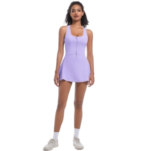 Détail de la robe de sport lavande avec col en U, fermeture éclair et design sans manches