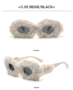 Vue détaillée de lunettes de soleil ovales en fourrure beige avec verres noirs sous deux angles