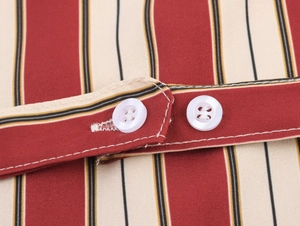 Détail macro d'une chemise à rayures avec ceinture arrière, boutons blancs et coutures