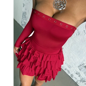 Retro-Minikleid in Rot, schulterfrei mit großer Silberrose aus Metall und Rüschen