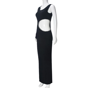 Détail de la découpe à la taille avec ornements de perles blanches sur robe noire