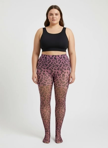 Détail macro de collants imprimés léopard à dégradé violet sur un mannequin grande taille