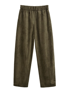 Detail van de olijfgroene broek met hoge taille, metalen ringgesp en suèdeachtige structuur