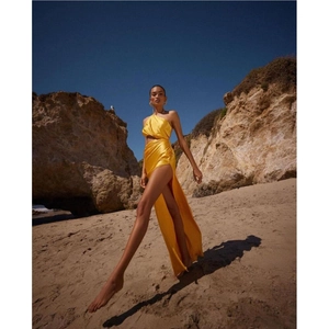 Robe longue en satin jaune à une épaule avec découpe à la taille et fente sur la plage