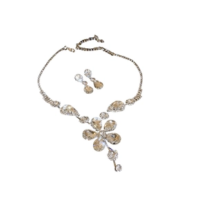 Set di gioielli elegante con ciondolo a fiore e orecchini a goccia con cristalli