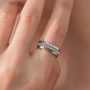 Bague en acier inoxydable argenté poli avec incrustation de zircons classiques en pavé