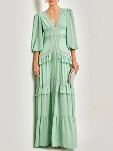 Elegantes mintgrünes Maxikleid mit V-Ausschnitt, Spitze, Laternenärmeln und Stufenrock