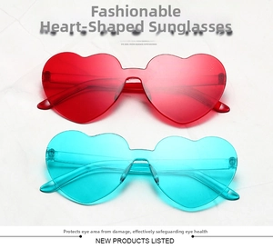 Détail de lunettes de soleil en forme de cœur sans monture rouges et bleues sur marbre