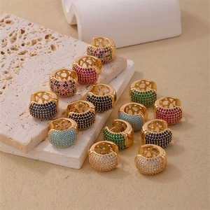 Boucles d'oreilles huggie plaquées or avec zircons colorés et motifs géométriques