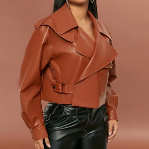 Dettaglio di una giacca in pelle PU rosso-marrone con colletto a rever e stile biker